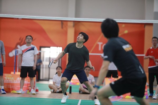 中博证券 闵行区百强企业首届羽毛球赛开赛，35家单位近300名职工展开激烈角逐