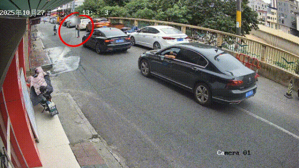 金牛配资 全域文明｜温暖人心！老人摇晃倒地，小伙扶起后默默离开！